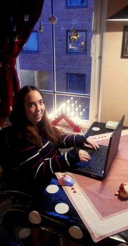 Hanna Kristiansson framför sin dator