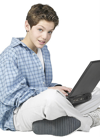 Tonåring framför datorn.