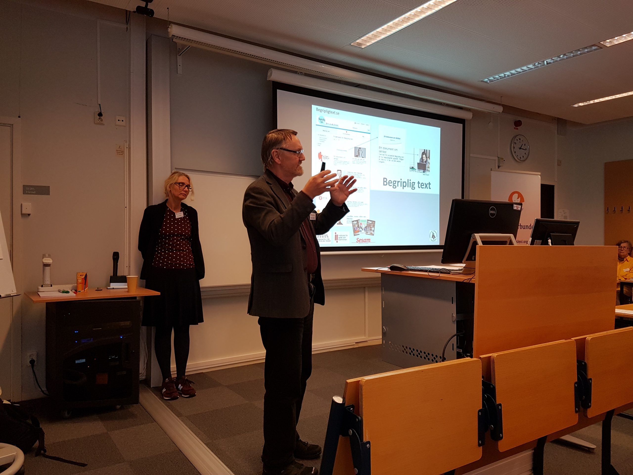 Torbjörn Lundgren och Ester Hedberg håller föreläsning om projekt Begriplig text.