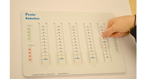 Babakus är som en blandning av miniräknare och räknesticka. Den räknas inte som tekniskt hjälpmedel och kan därför användas på nationella prov i skolan.
