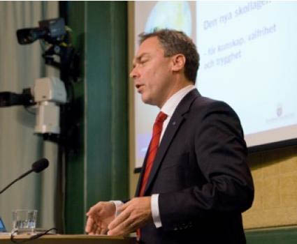Utbildningsminister Jan Björklund i talarstolen