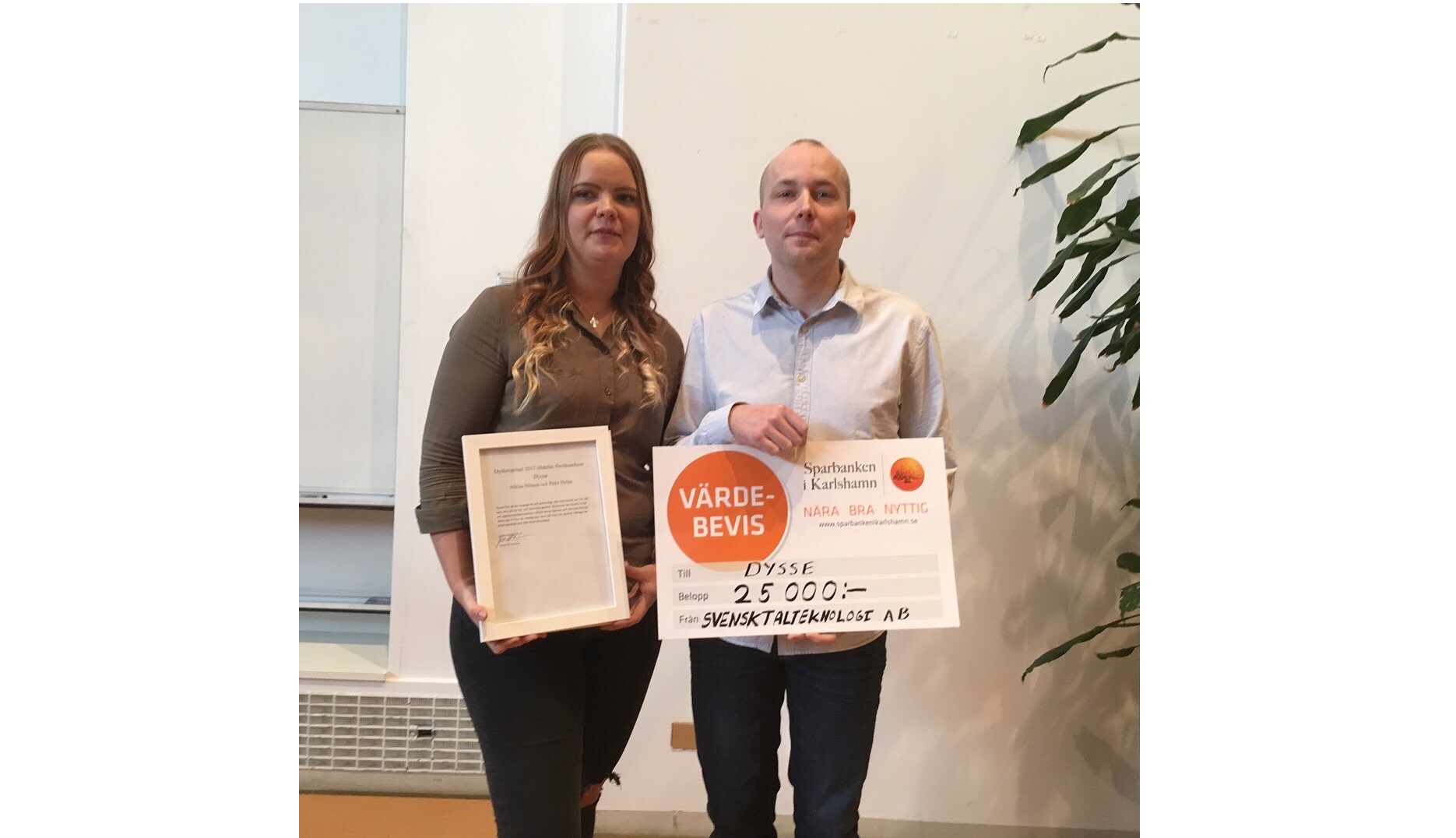 Petra Nylén och Niklas Nilsson med diplom och prischeck. (Foto: Inger Rålenius)