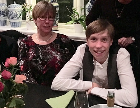 Edvin och hans mamma Marita som båda sitter finklädda vid ett bord.