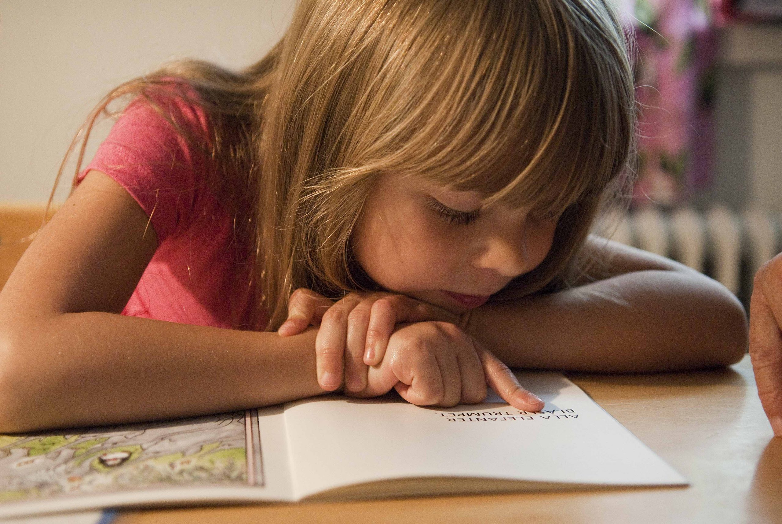 Bild på ett barn som läser.