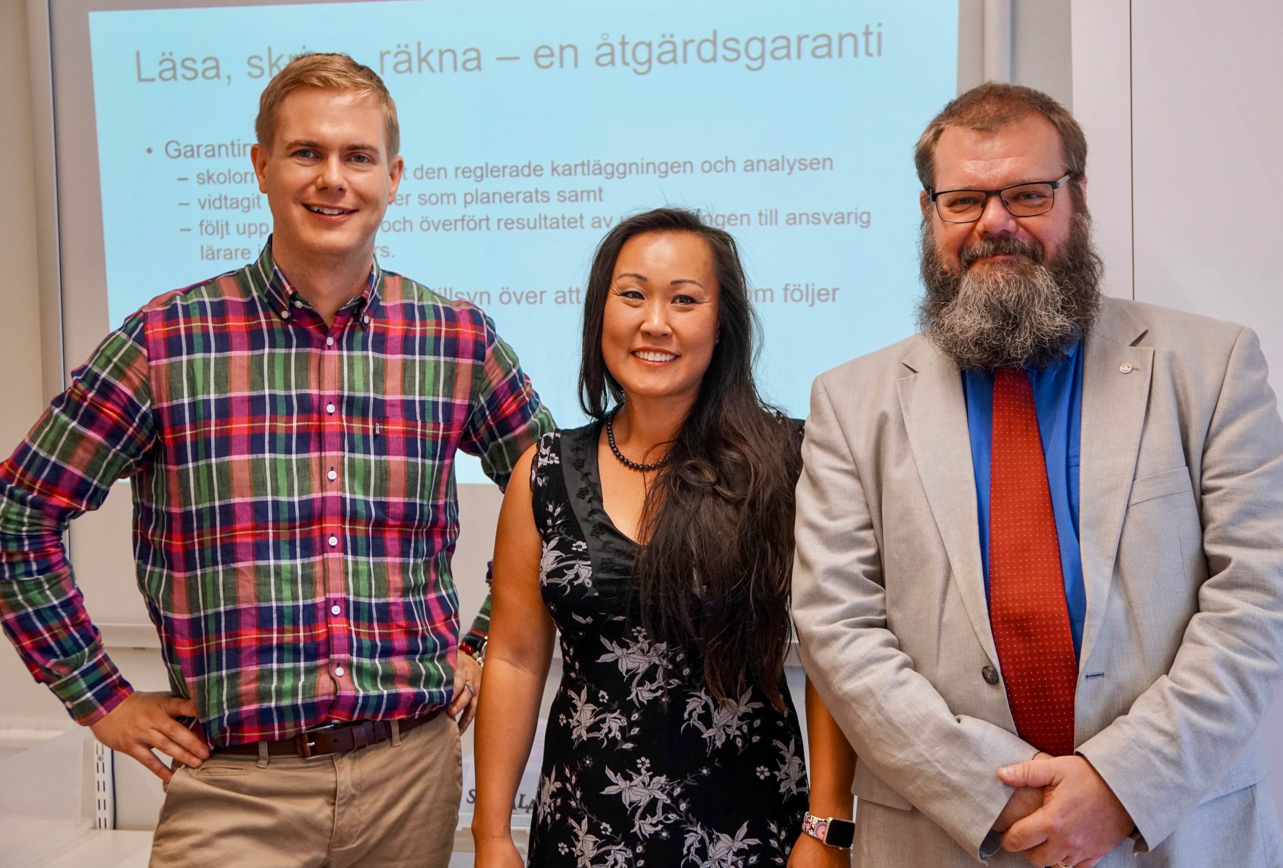 På bilden: Gustav Fridolin, Jiang Millington och Bengt-Erik Johansson stående bredvid varandra.