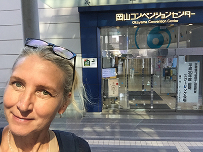 Ester Hedberg, blond kvinna utanför ett kongresscentrum i Japan