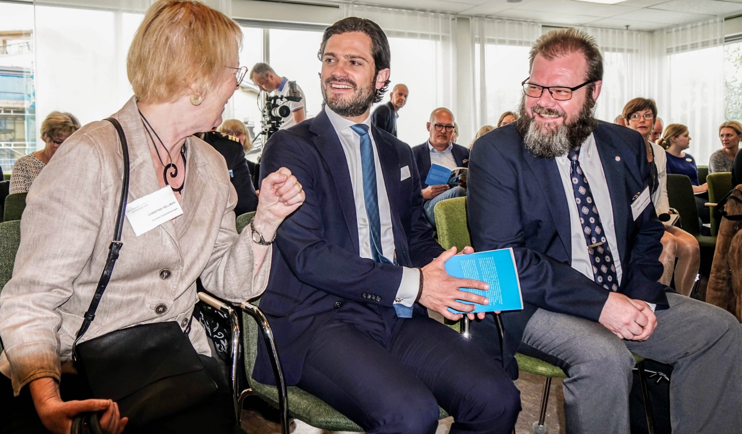Prins Carl Philip tillsammans med Christina Hellman, ordförande för Svenska Dyslexiföreningen och Bengt-Erik Johansson, ordförande Dyslexiförbundet. Foto: Ylva Bjelle
