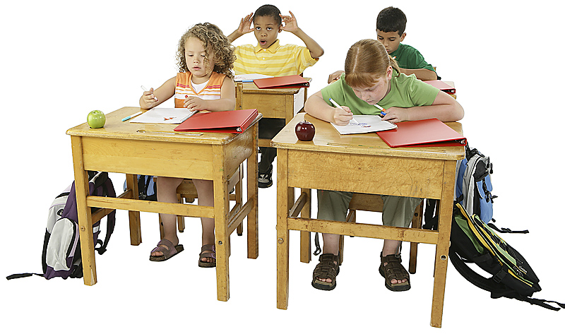 Fyra elever sitter i ett klassrum