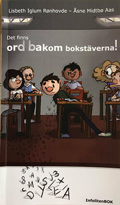 Omslaget till boken "Det finns ord bakom bokstäverna", på omslaget är det ett grått klass rum och flera elever.