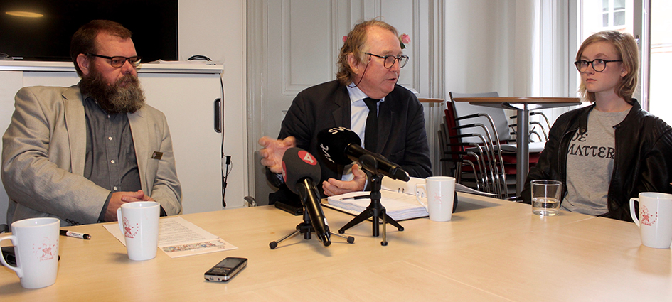 Bengt-Erik Johansson, Stellan Gärde och Saga Lööf sitter vid ett konferensbord med mikrofoner på bordet. Foto: Emil Erdman