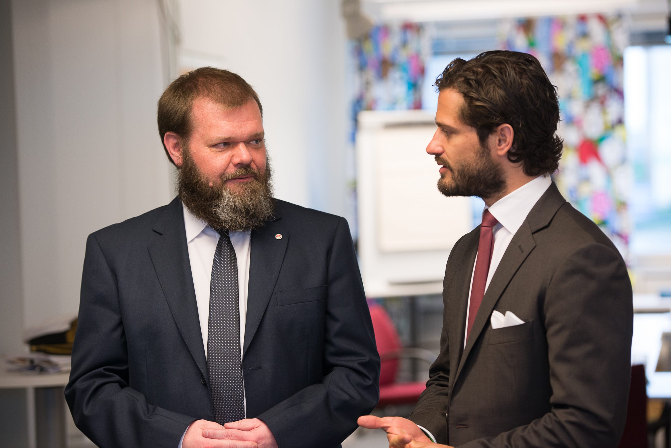 Prins Carl-Philip och ordförande Bengt-Erik Johansson samtalar när Prinsen besök