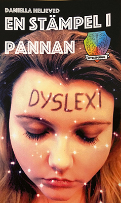 Bild på omslaget till boken "En stämpel i pannan", på omslaget är det en tjej med ordet "Dyslexi" skrivet på pannan