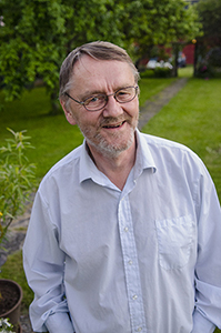 Bild på Torbjörn Lundgren, en äldre man med glasögon iklädd blå skjorta.