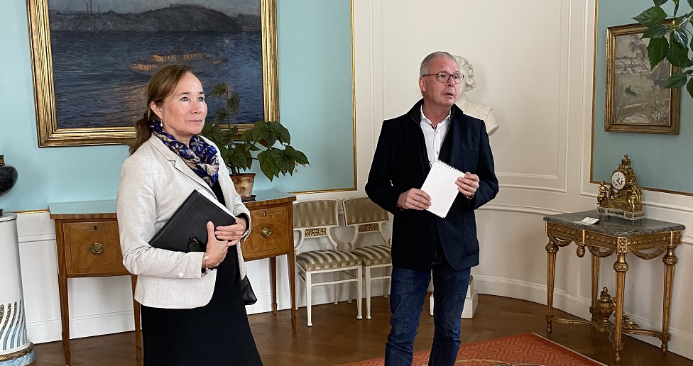 På bilden syns Karin Sidén, museichef Waldemarsudde och Micke Kirsch, eventansvarig Waldemarsudde i matsalen där priset kommer delas ut. Foto: Elisabeth Reslegård.