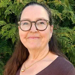 Medelålders mörkhårig kvinna.