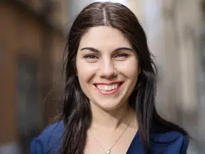 Ung kvinna med långt brunt hår. Gulistan Kavak.