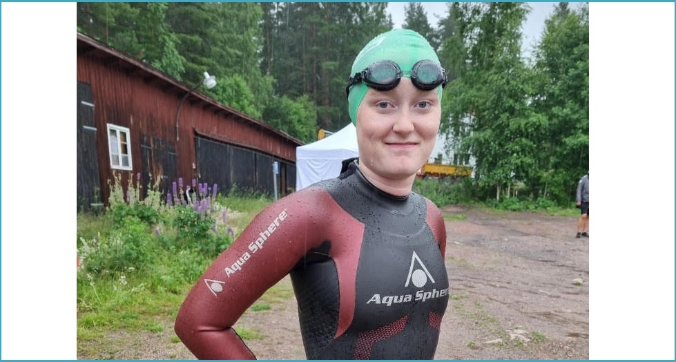 Saga Lööf är en ung kvinna som på bilden har simkläder på sig.