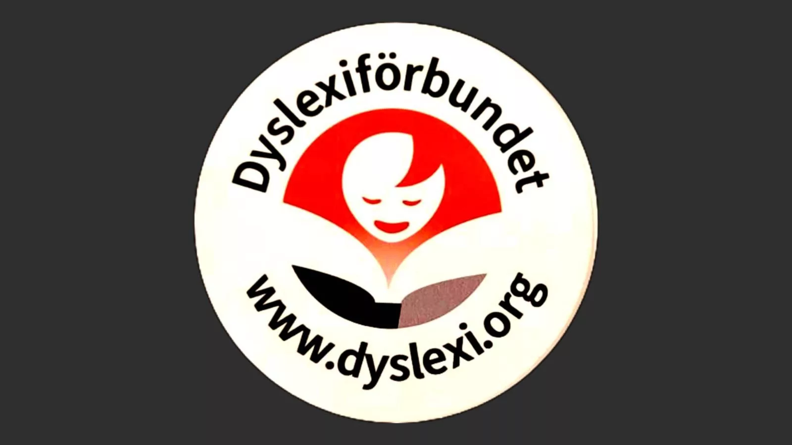 Runt klistermärke. I mitten Dyslexiförbundets logotyp som är en rund läsande figur i orange. Runt står "Dyslexiförbundet" och "www.dyslexi.org".