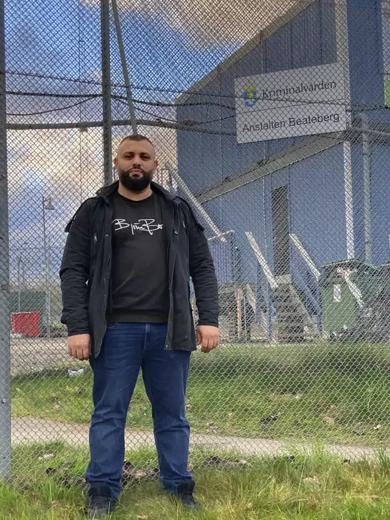 Hussein står utanför anstalten Beateberg som finns bakom galler.