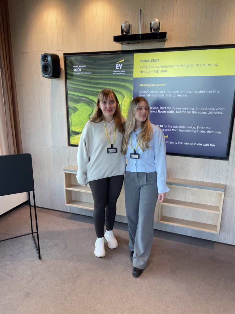 Matilda Davis och Tilda Minhos utanför företaget EY.