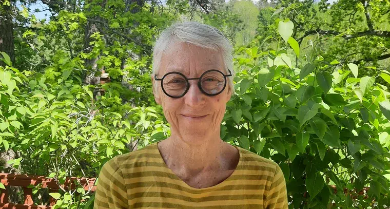 Äldre kvinna utomhus, Lisa Marx.