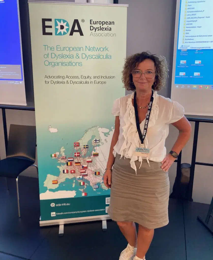 Pernilla Söderberg framför EDAs skylt