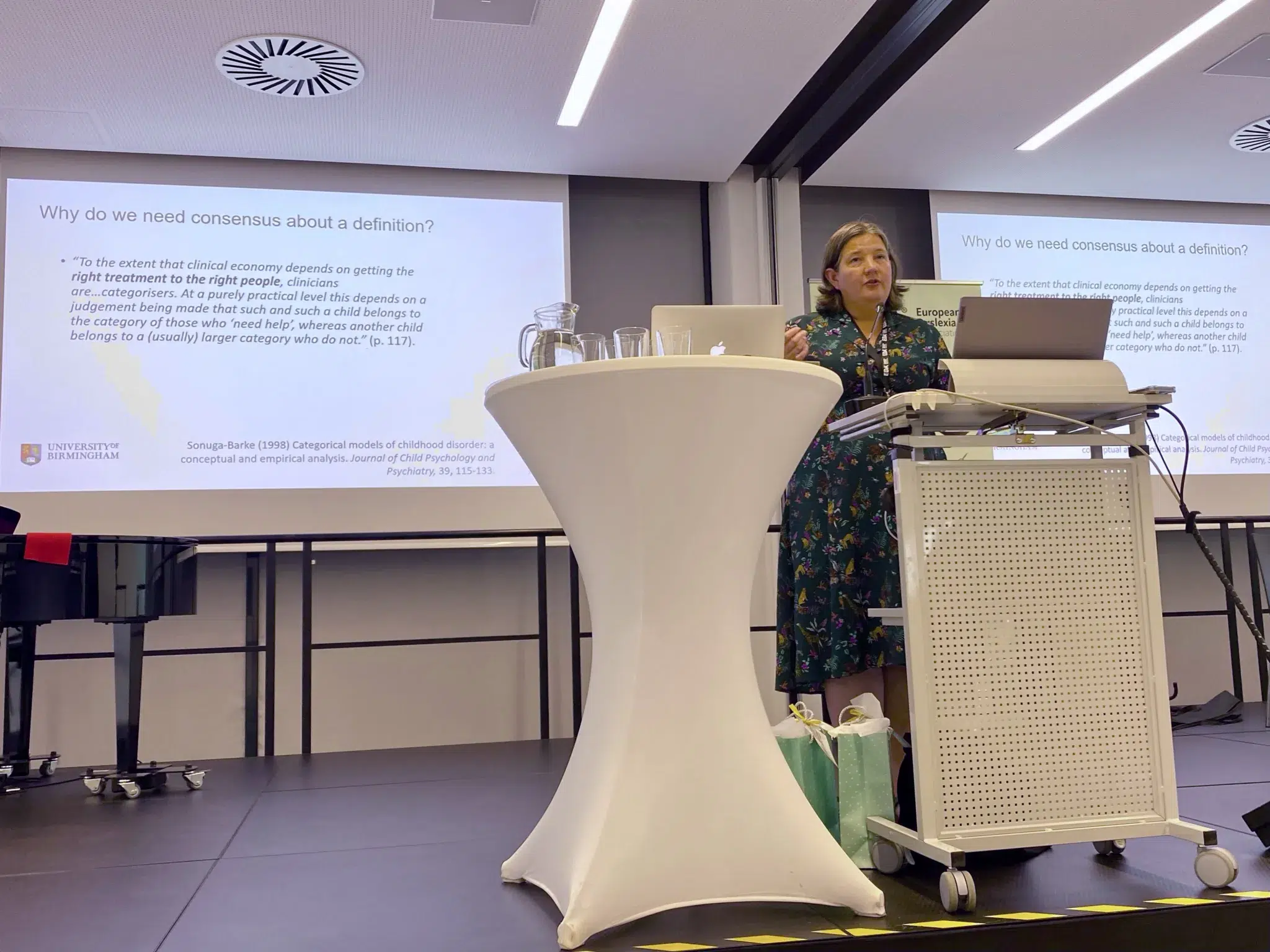 Julia Carroll, professor I England vid ett podium.