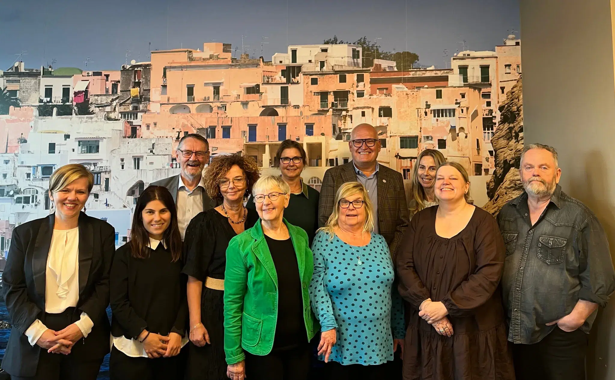 Gruppfoto Förbundsstyrelsen framför fototapet