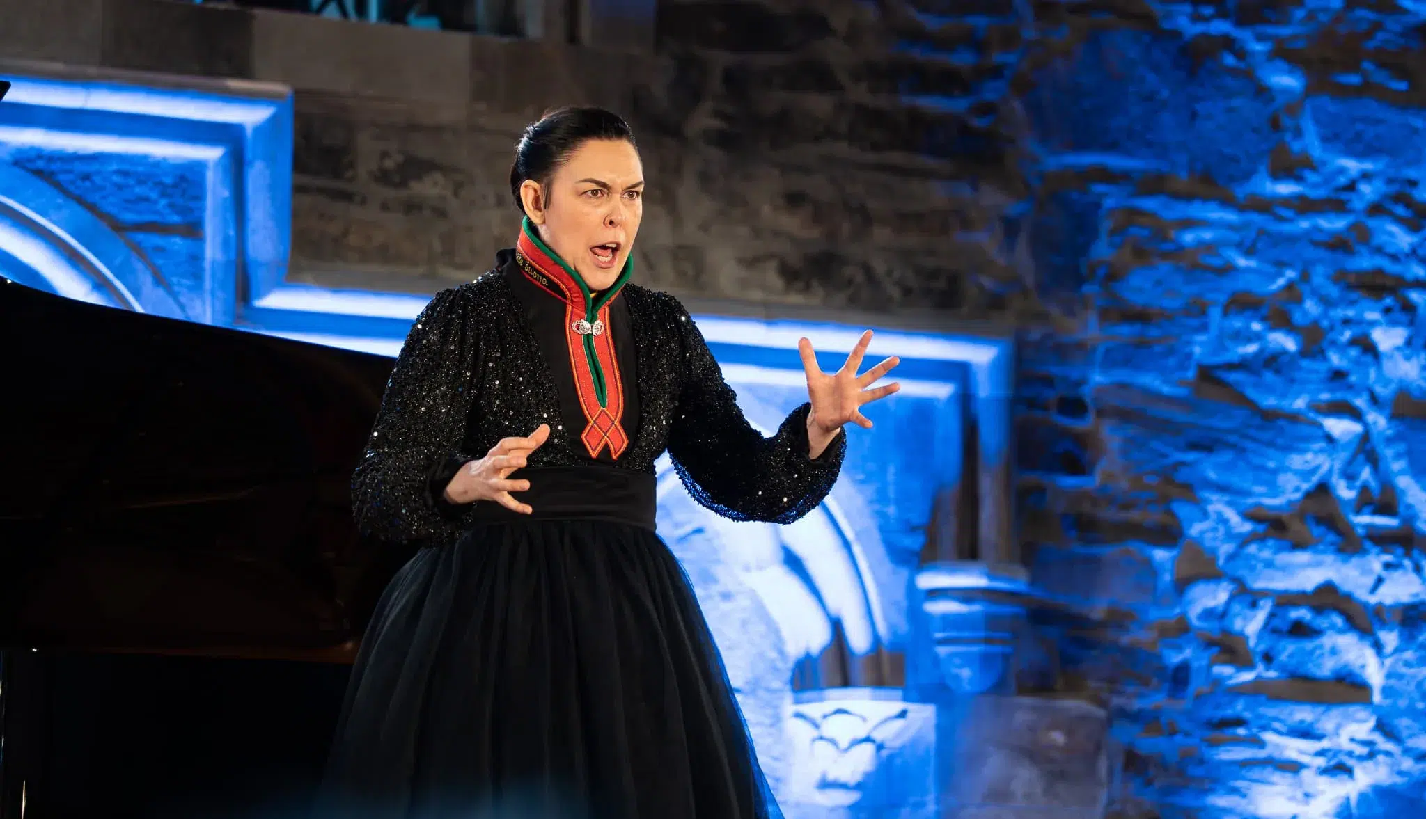 Adrian i samekolt sjunger med inlevelse.